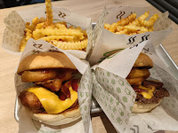 Plats et boissons du Restaurant de hamburgers Shake 'N' Out Burgers à Dunkerque - n°1