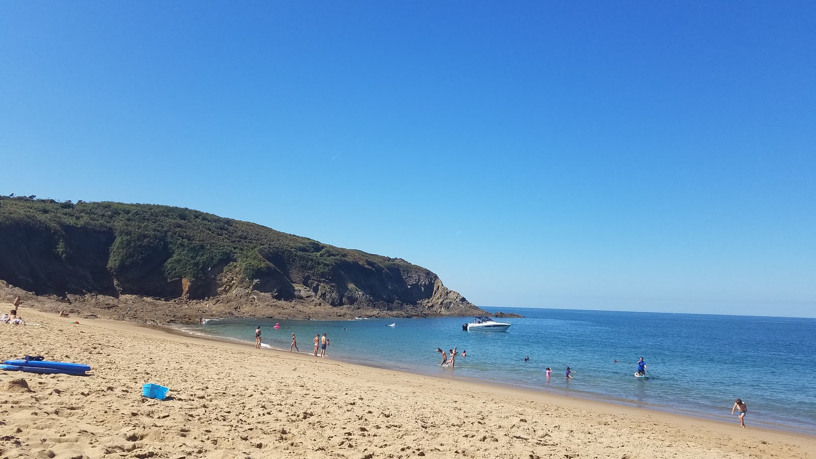 Foto de Plage du Saussaye rodeado de montañas