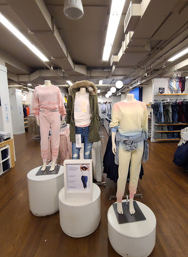 Clothing Store «Gap Outlet», reviews and photos, 423 86th St, Brooklyn, NY 11209, USA