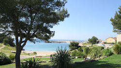 Plage de Carro'in fotoğrafı dağlarla çevrili