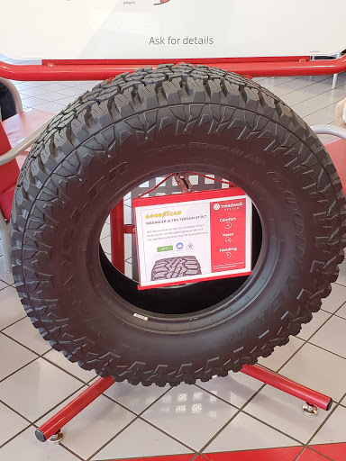 Tire Shop «Discount Tire Store - Clackamas, OR», reviews and photos, 8380 SE Sunnyside Rd, Clackamas, OR 97015, USA