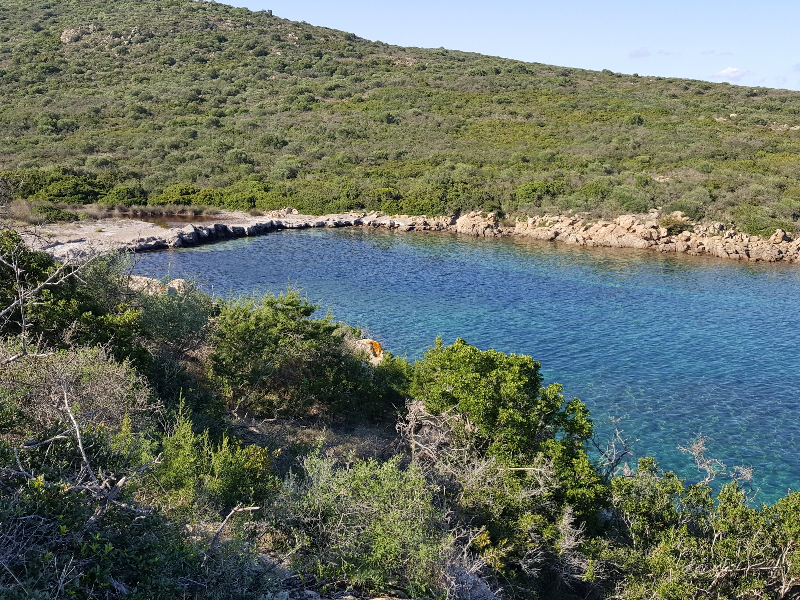 Foto di Cala dei Francesi con una superficie del ciottolame