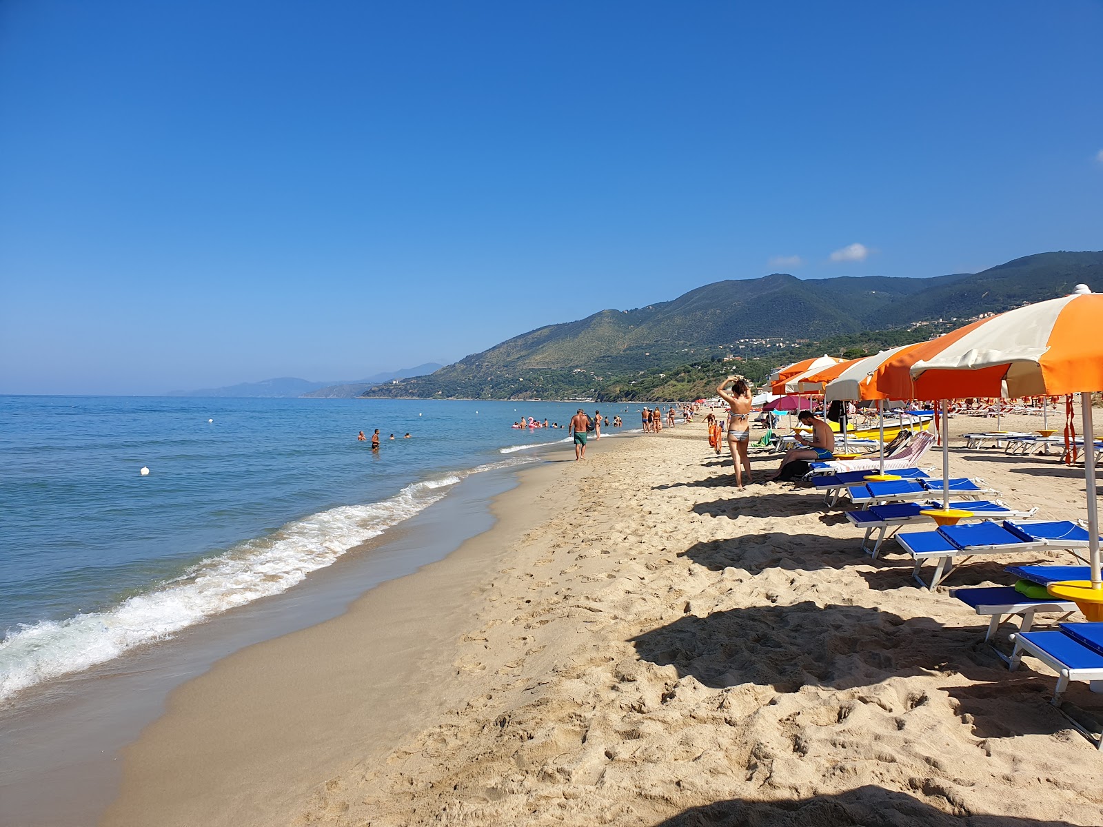 Fotografie cu Spiaggia Le Saline cu o suprafață de nisip strălucitor