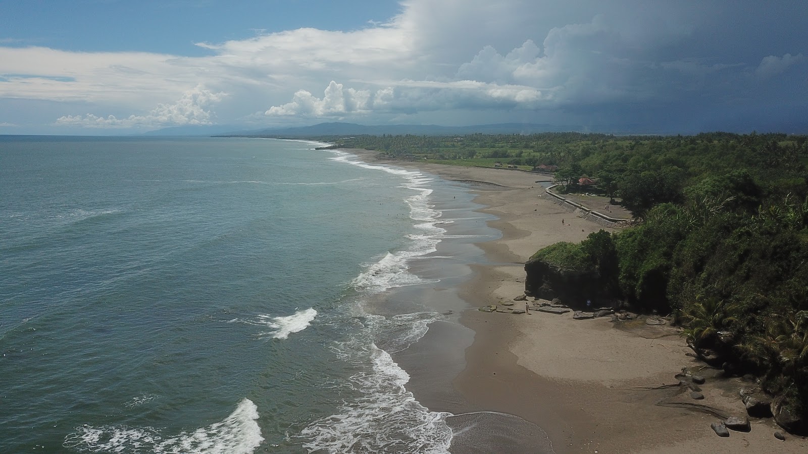 Foto di Kedungu Beach con una superficie del sabbia pura grigia