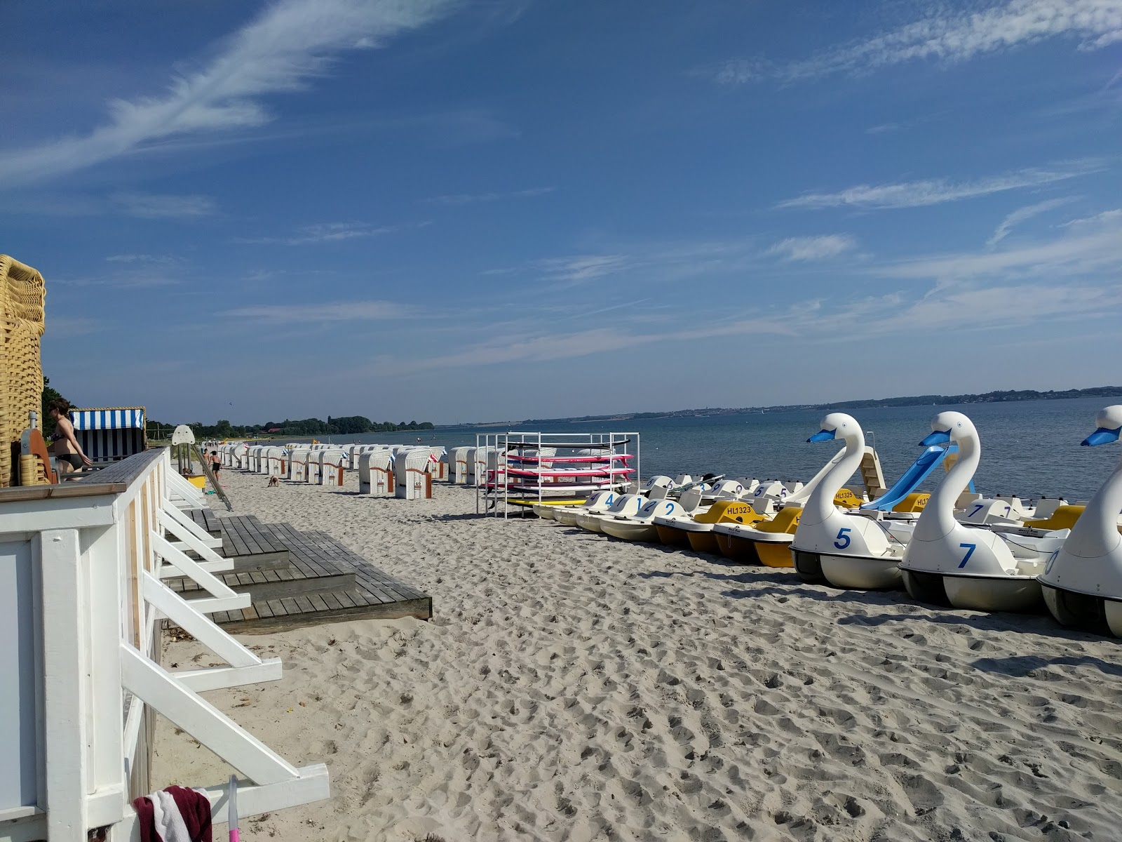 Photo de Holnis strand avec plusieurs moyennes baies