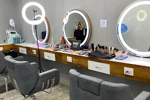 Kritika 's' Makeover Unisex Saloon image