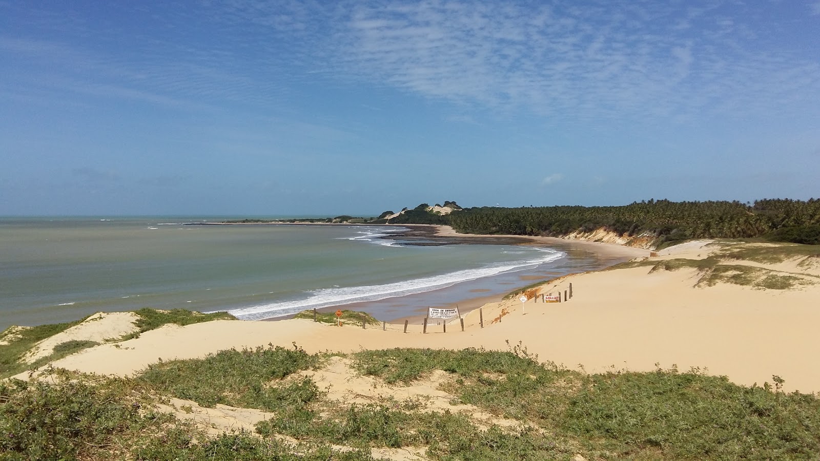 Fotografie cu Plaja Sao Roque cu o suprafață de nisip strălucitor