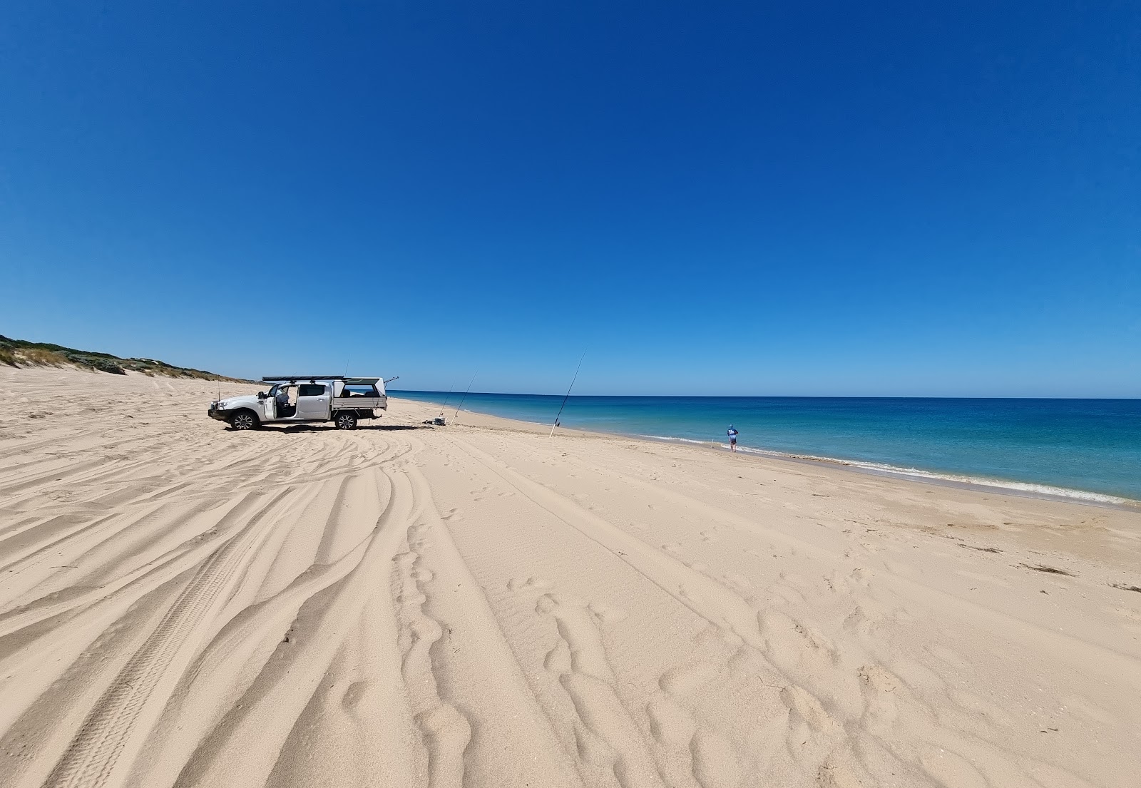 Photo de White Hills Beach avec rivage droit, long