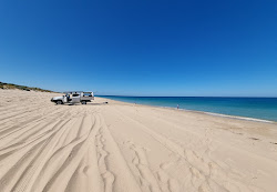 Zdjęcie White Hills Beach z powierzchnią turkusowa czysta woda
