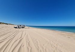 Photo de White Hills Beach avec rivage droit, long