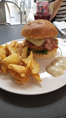 Holly Burger Gray à Gray