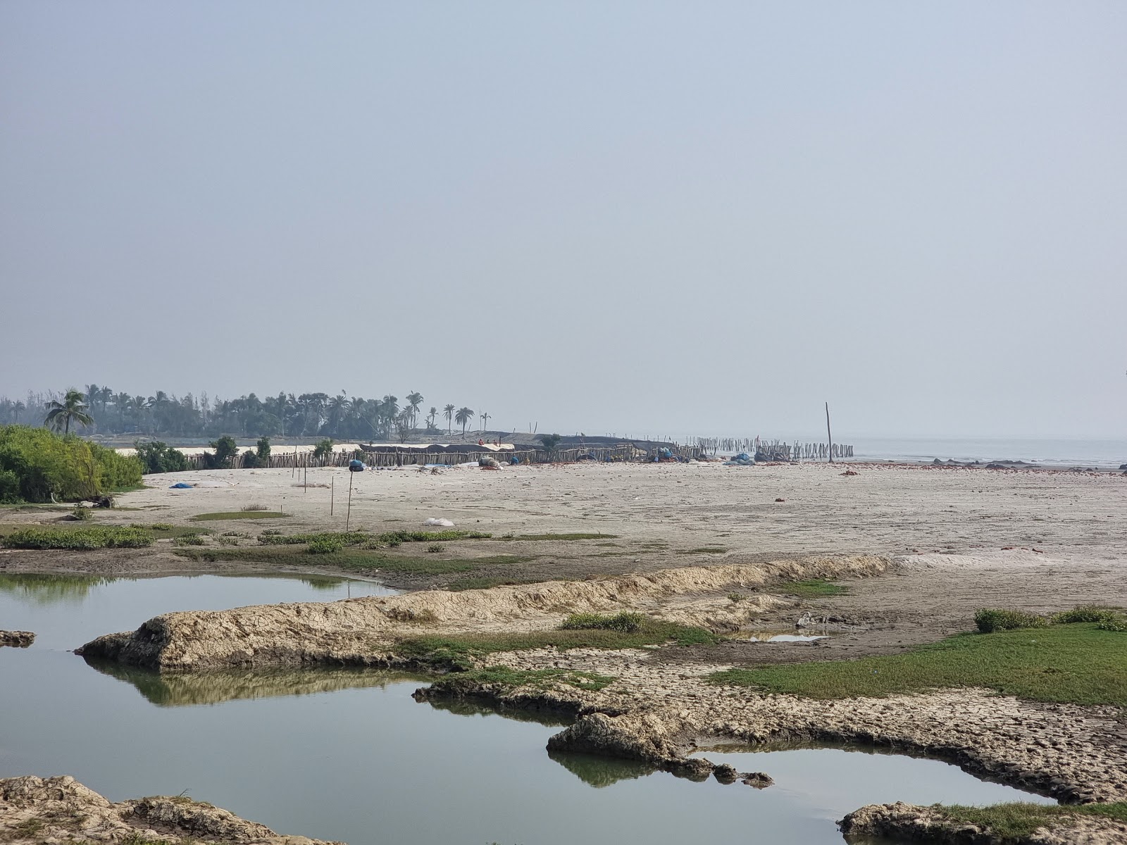 Foto de Dhabalat Beach com água turquesa superfície