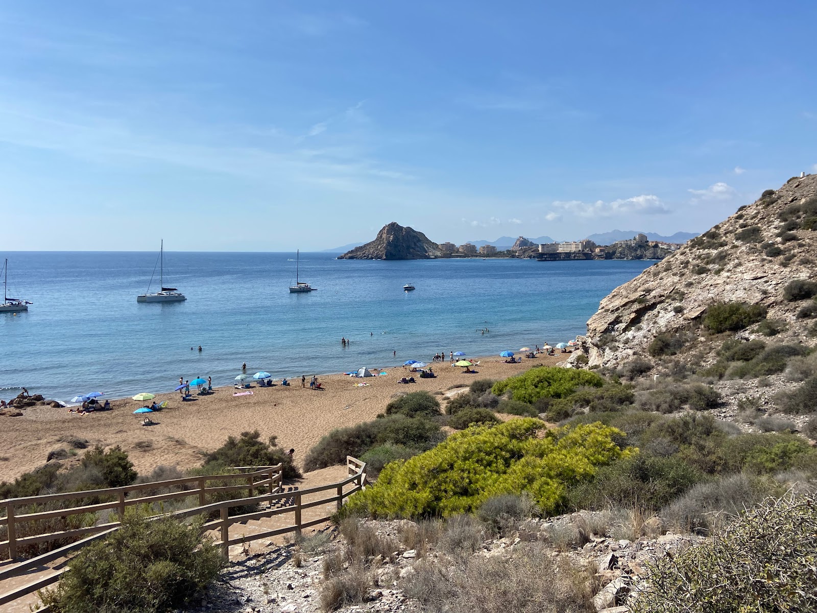 La Playa Amarilla'in fotoğrafı uçurumlarla desteklenmiş