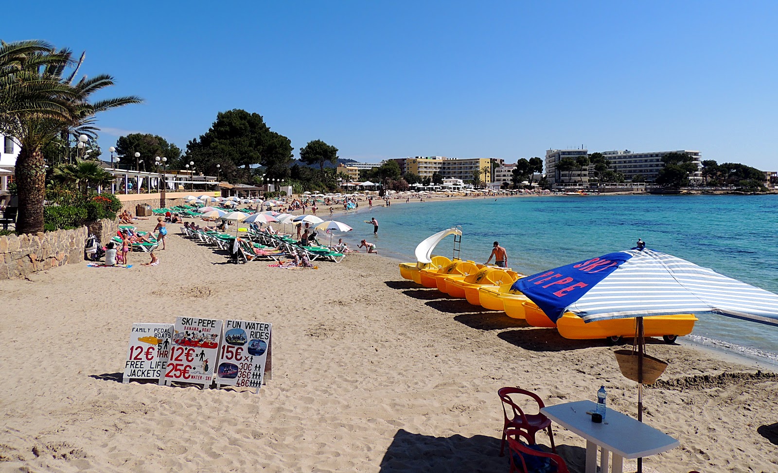 Foto di Spiaggia di Es Canar con baia media