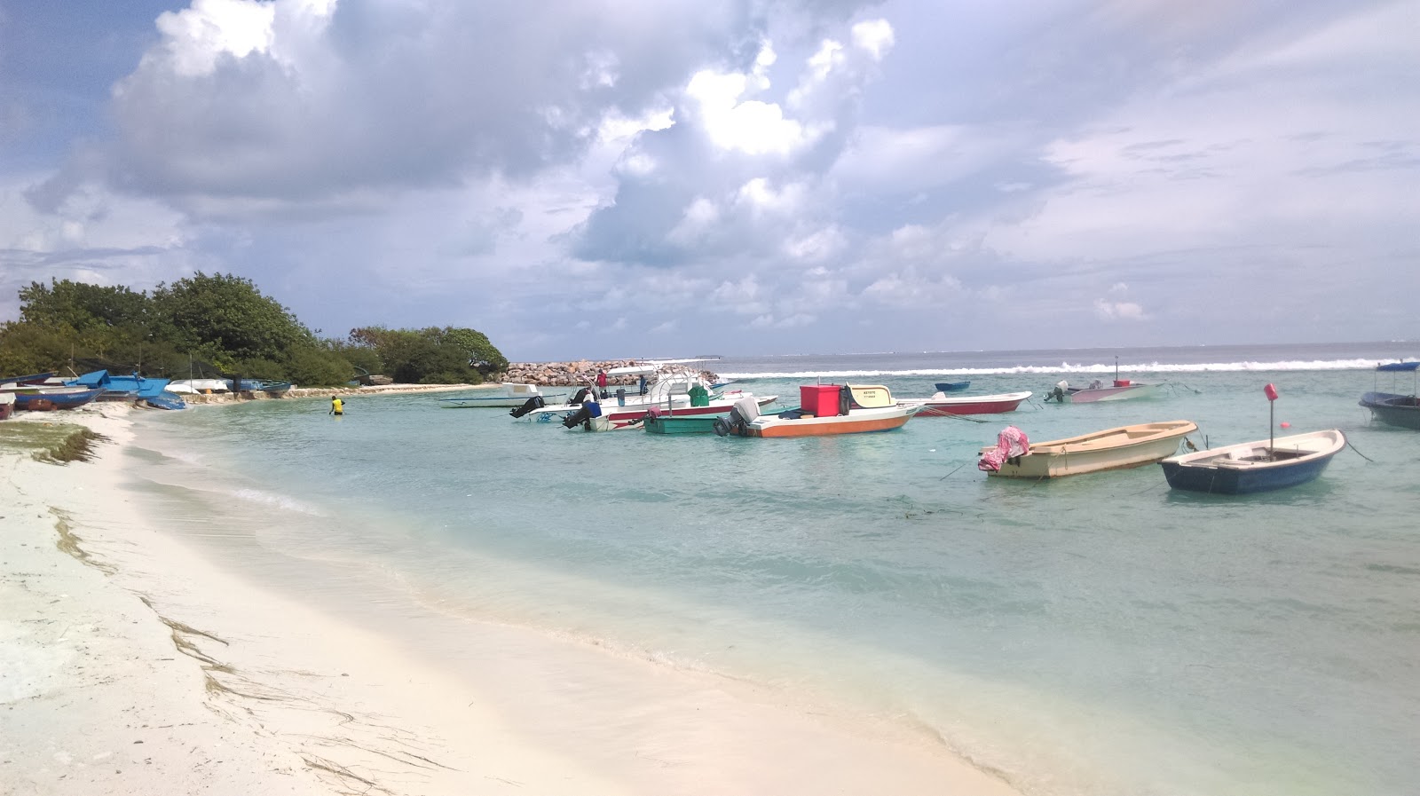 Photo de Villimale Beach avec sable lumineux de surface