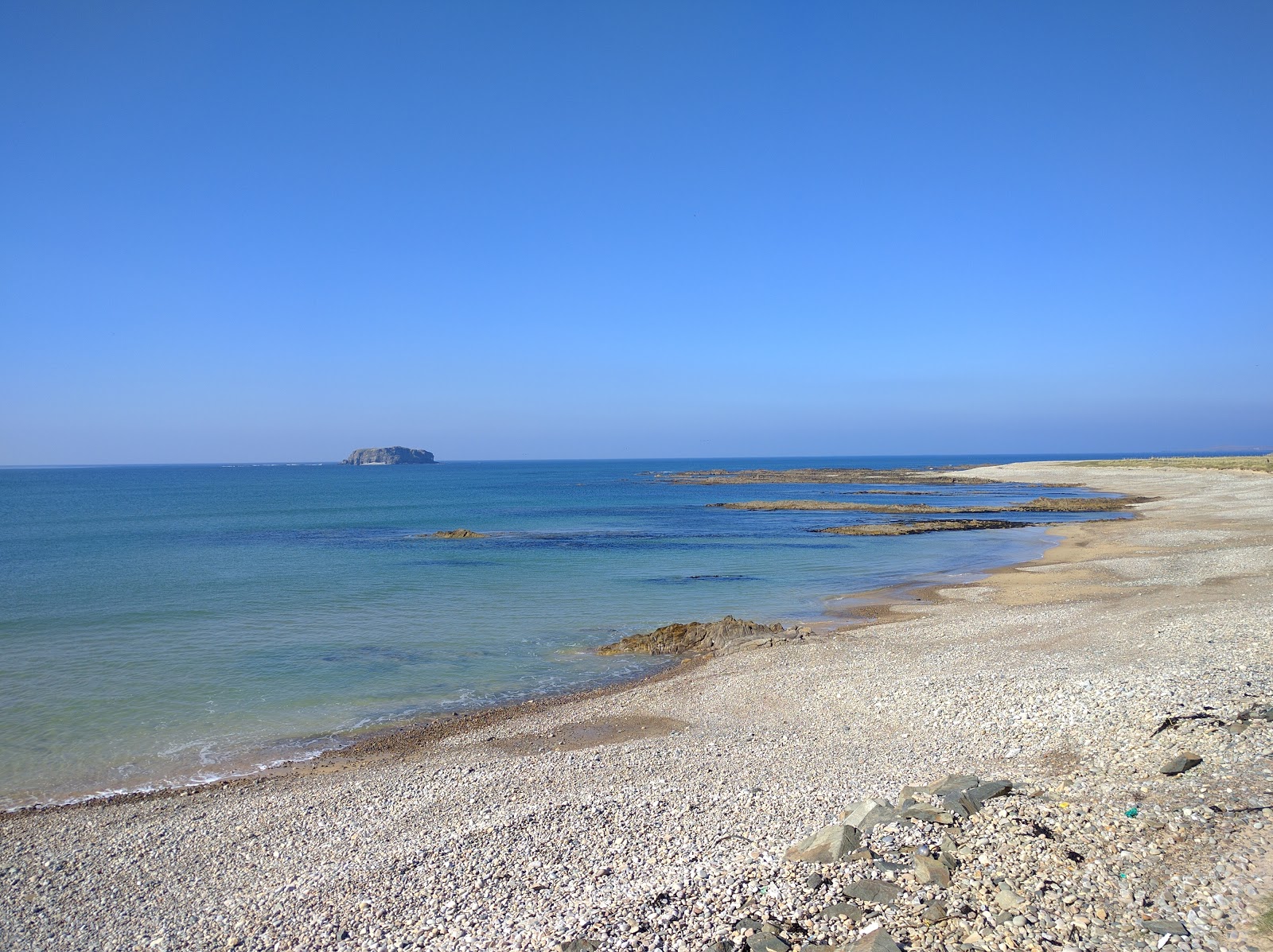 Pollan Beach的照片 带有碧绿色纯水表面
