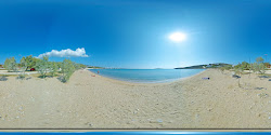 Agios Nikolaos beach'in fotoğrafı uçurumlarla desteklenmiş