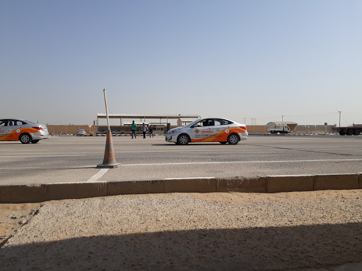 مدرسة تعليم قيادة السيارات بالدمام 