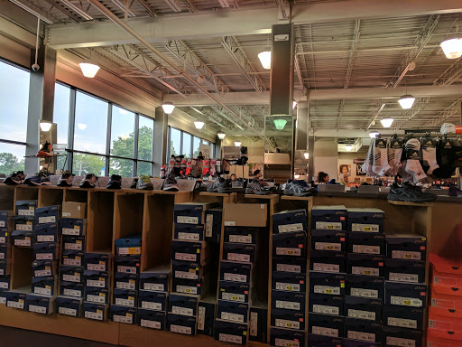 Shoe Store «DSW Designer Shoe Warehouse», reviews and photos, 357 Old Country Rd, Carle Place, NY 11514, USA