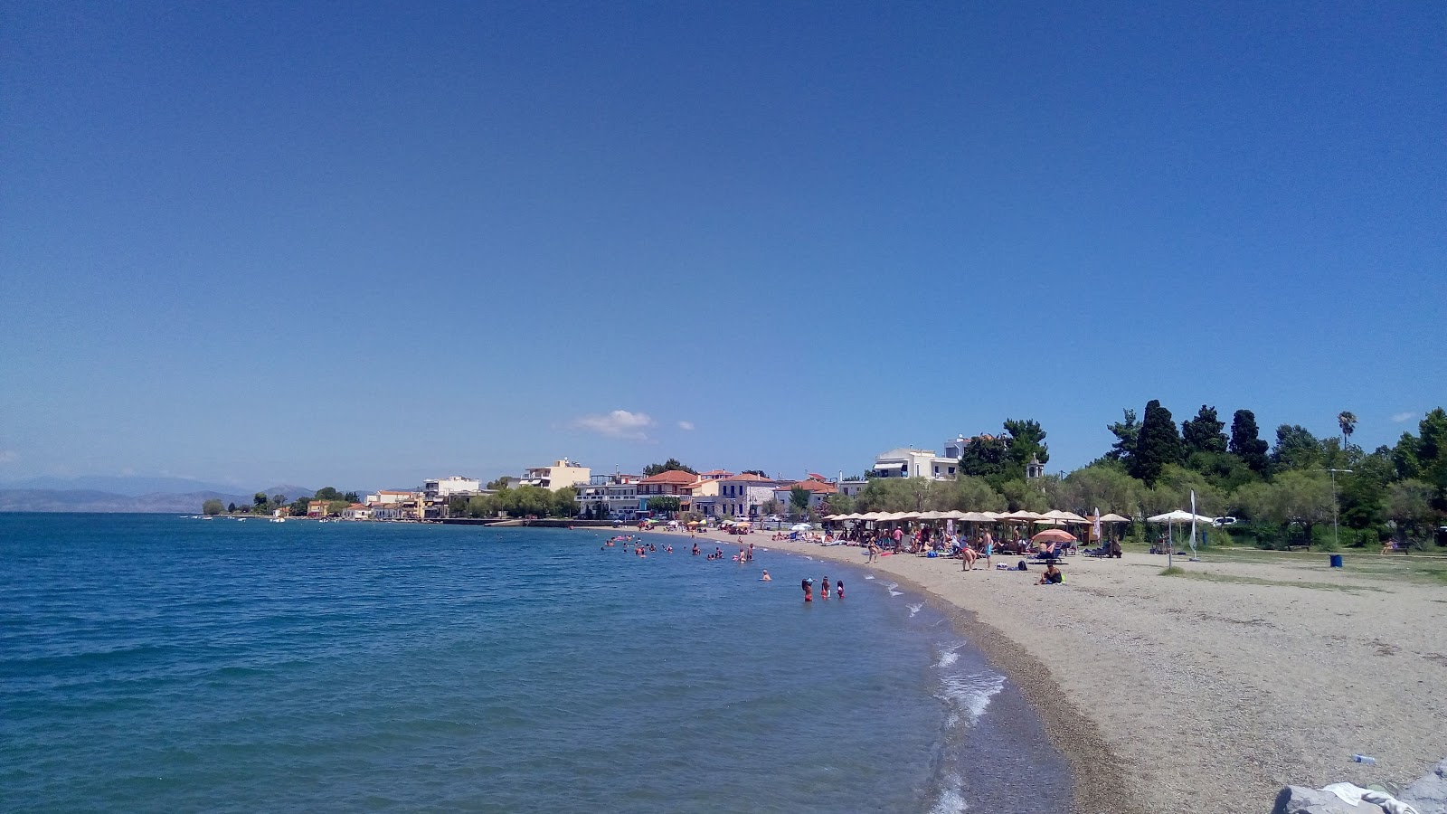 Foto di Orei port beach con una superficie del sabbia beige