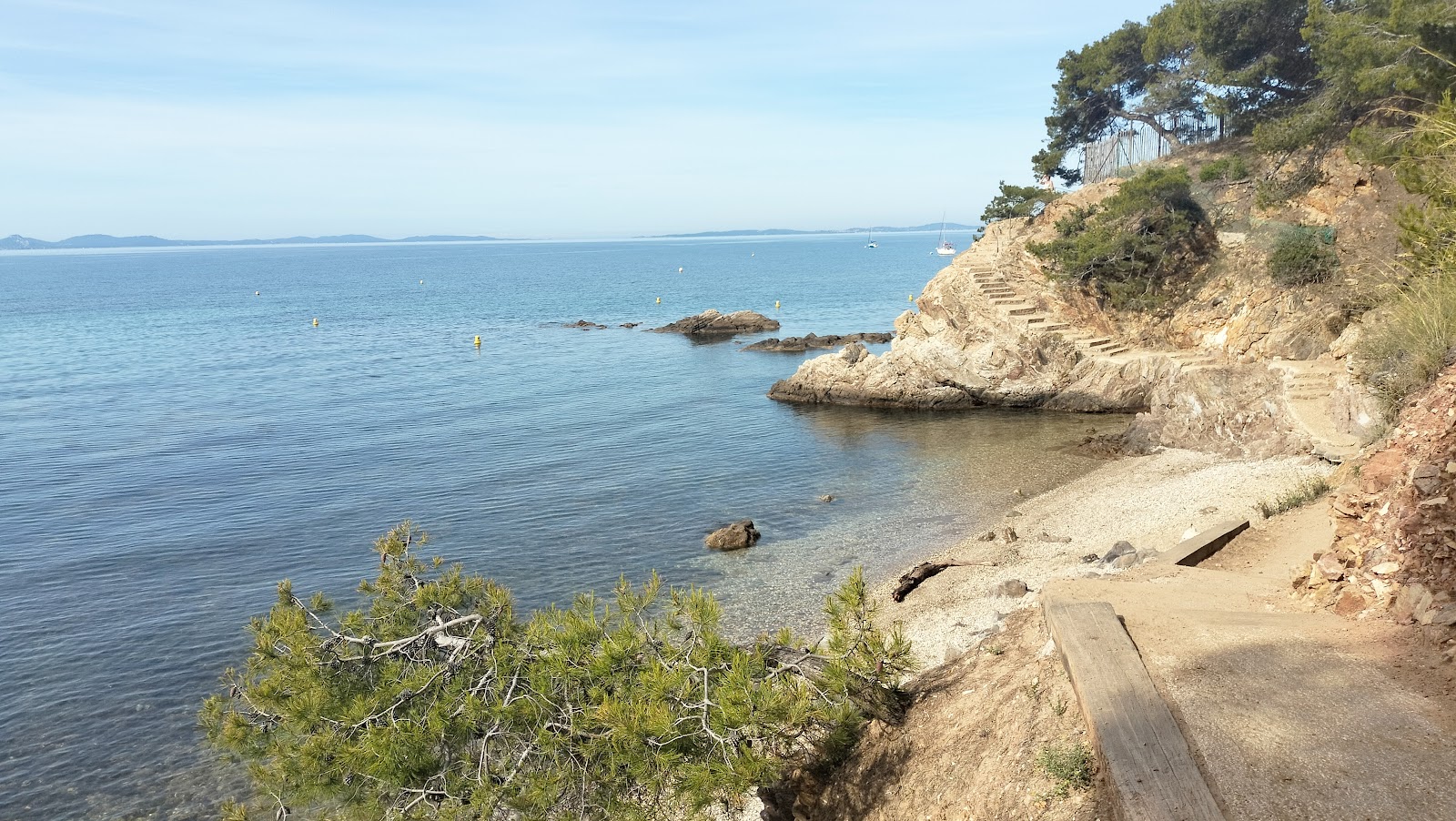 Foto von Plage Crique du Pellegrin mit kleine, graue kiesel Oberfläche