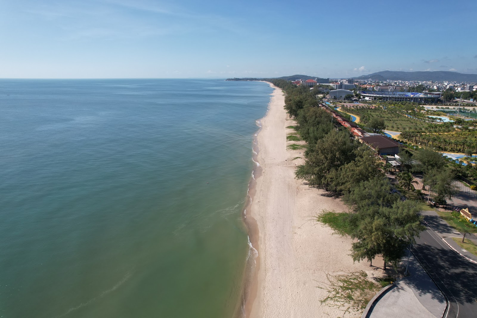 Fotografija Chalatat Beach priljubljeno mesto med poznavalci sprostitve