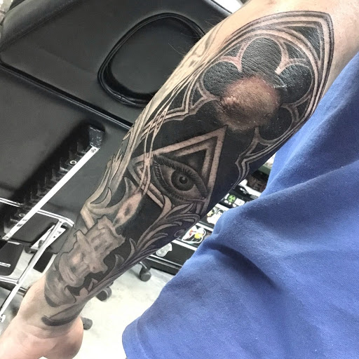 Tattoo Shop «Maximum Tattoo», reviews and photos, 20594 N Milwaukee Ave, Deerfield, IL 60015, USA