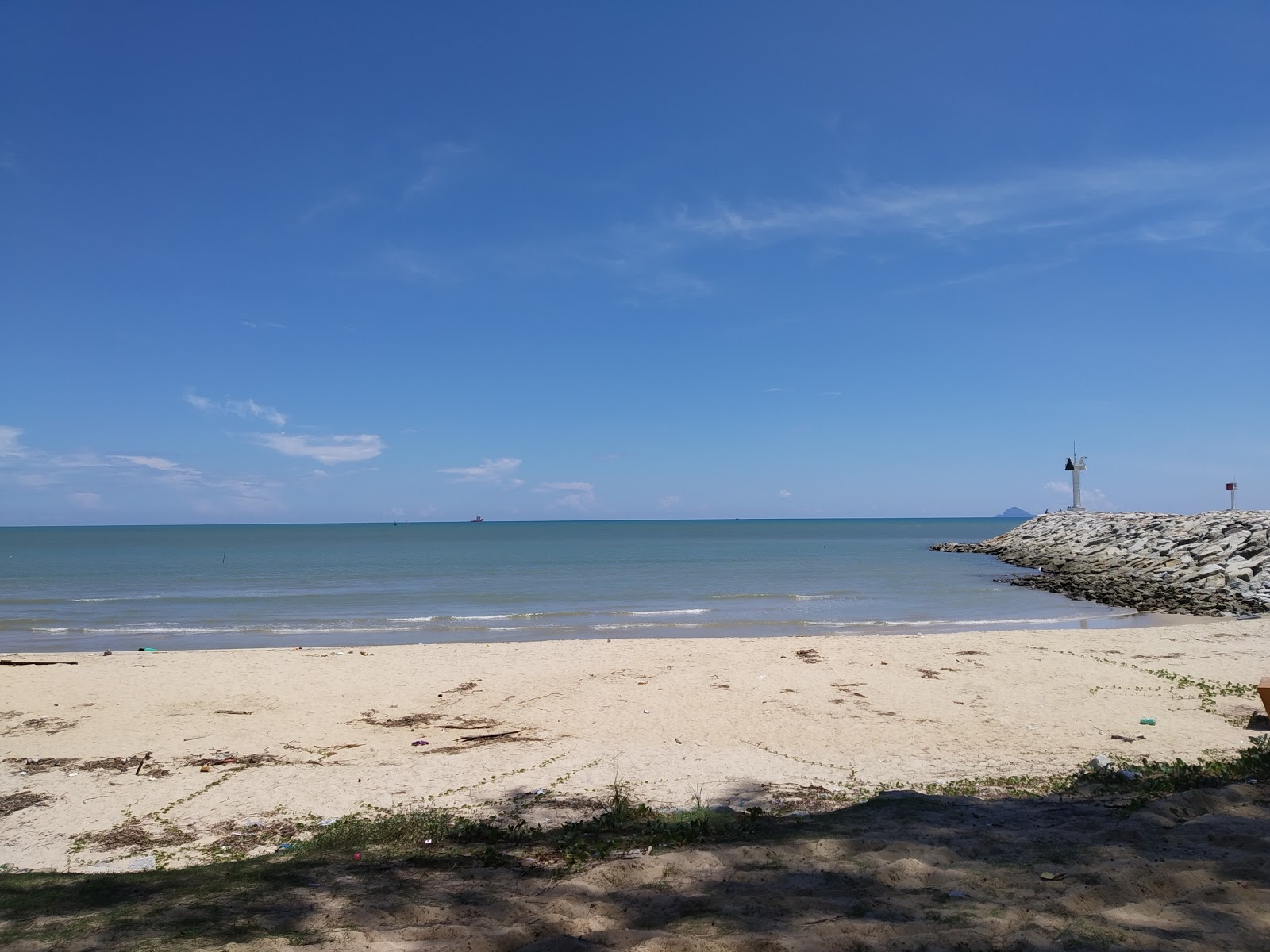 Photo de Tok Bali Beach avec un niveau de propreté de partiellement propre