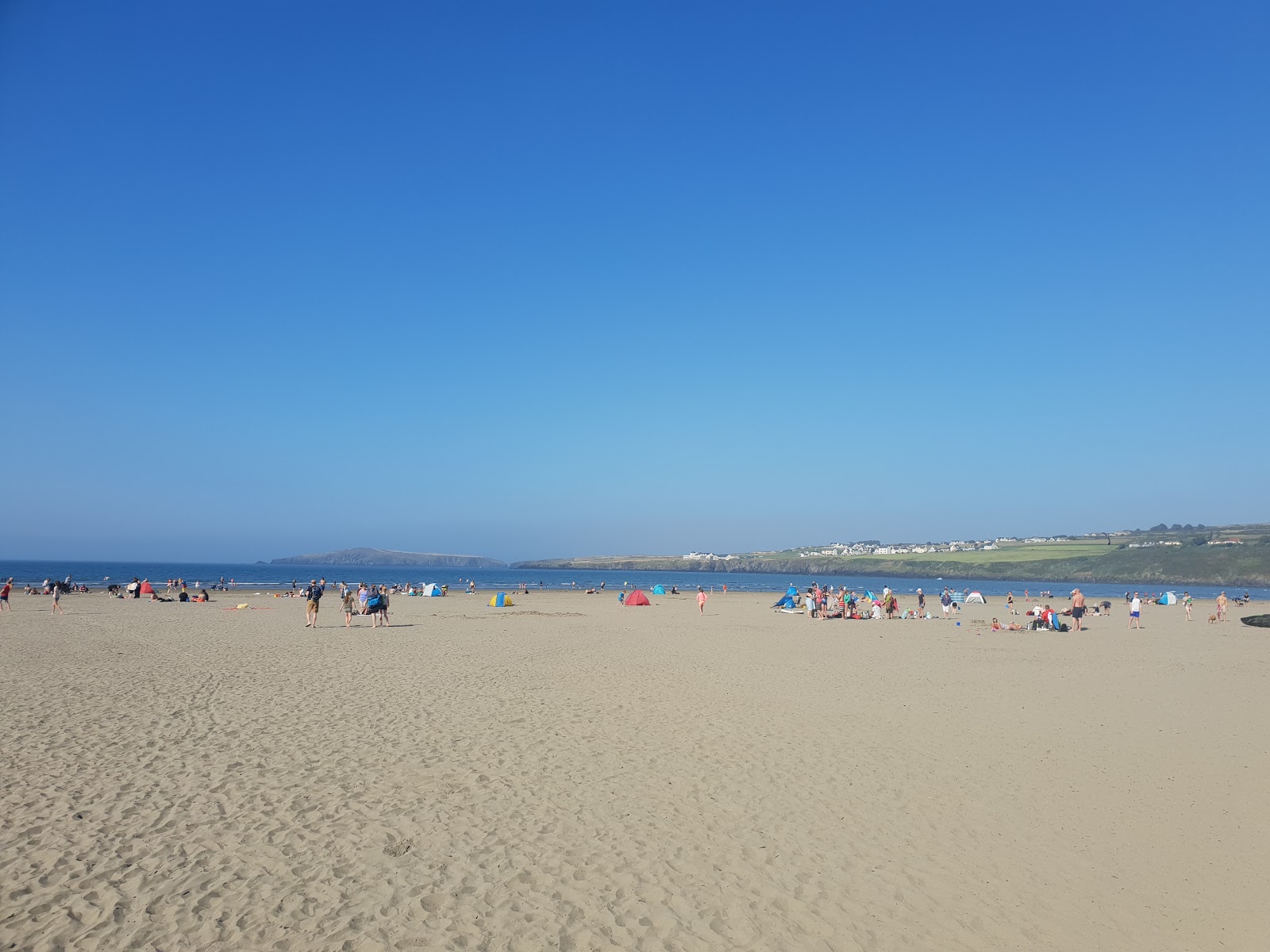 Foto di Poppit Sands beach con molto pulito livello di pulizia