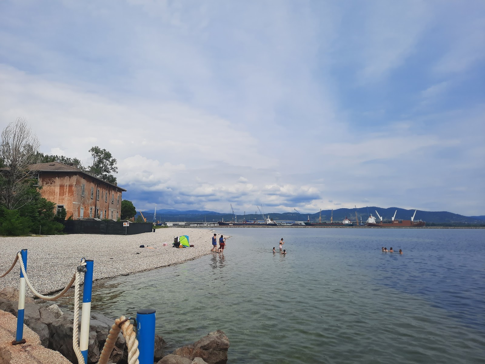 Spiaggia Monfalcone的照片 带有轻质细卵石表面
