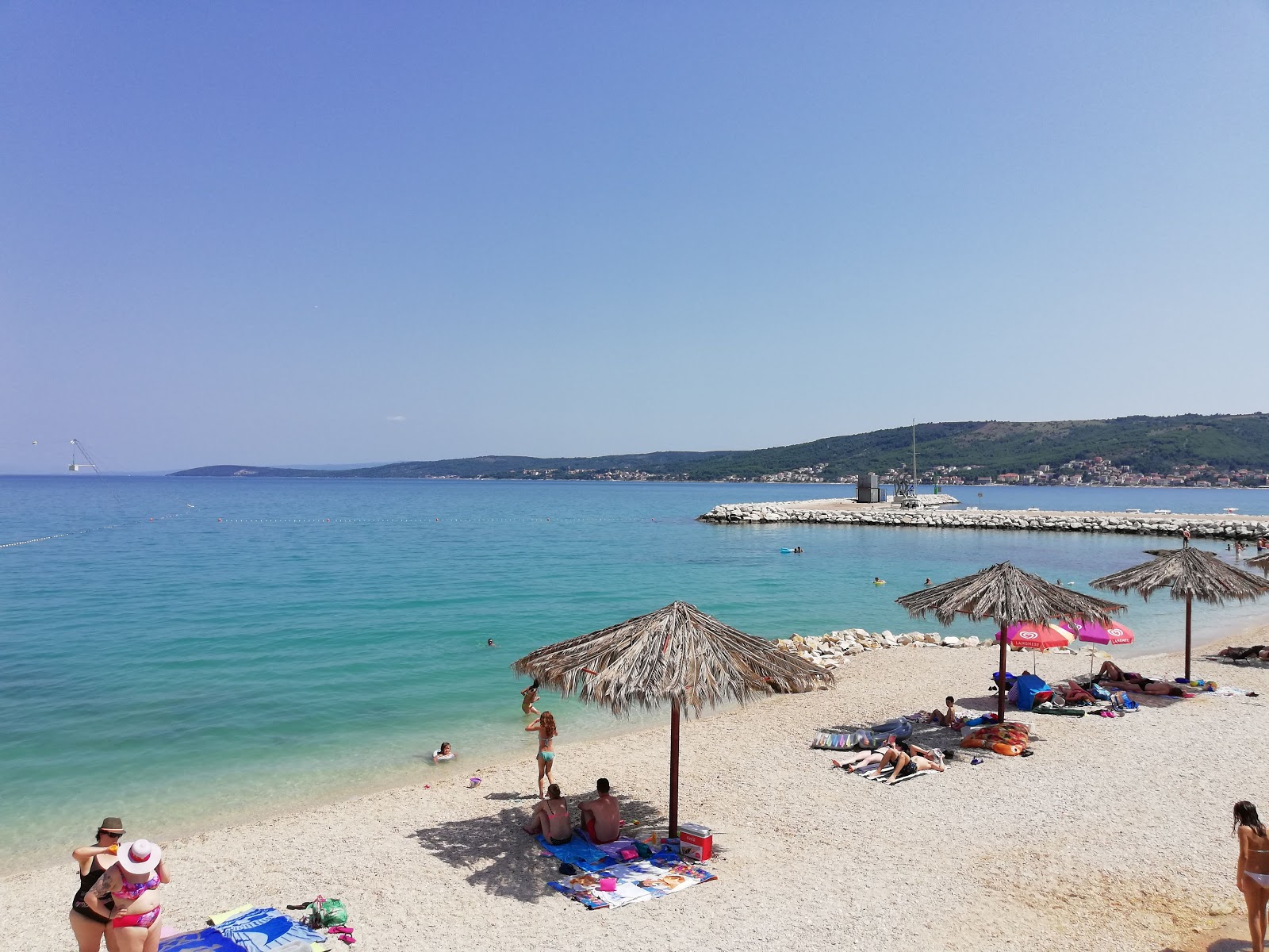 Divulje Plajı'in fotoğrafı hafif ince çakıl taş yüzey ile