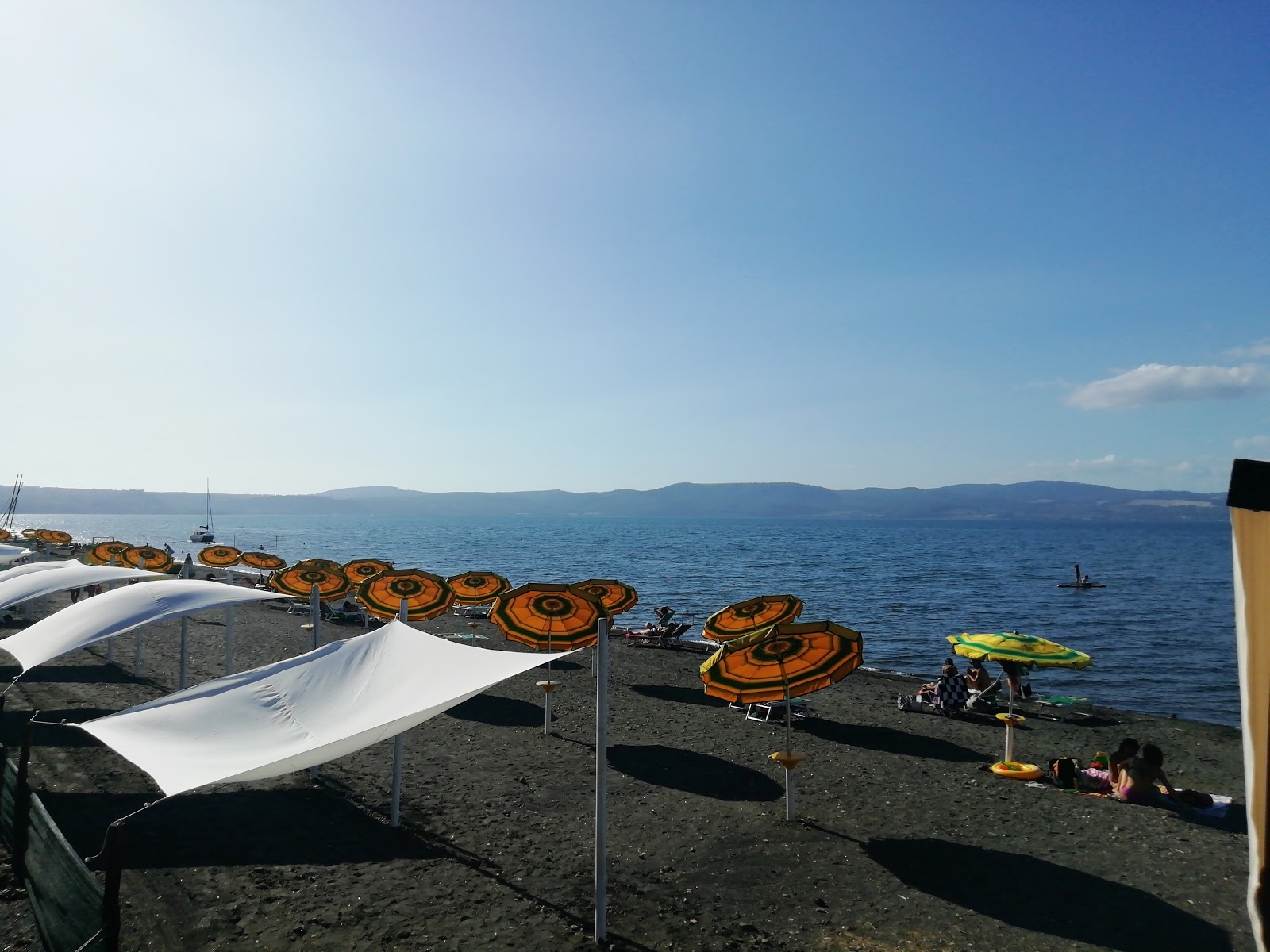 Photo de Monkey's Beach avec l'eau cristalline de surface