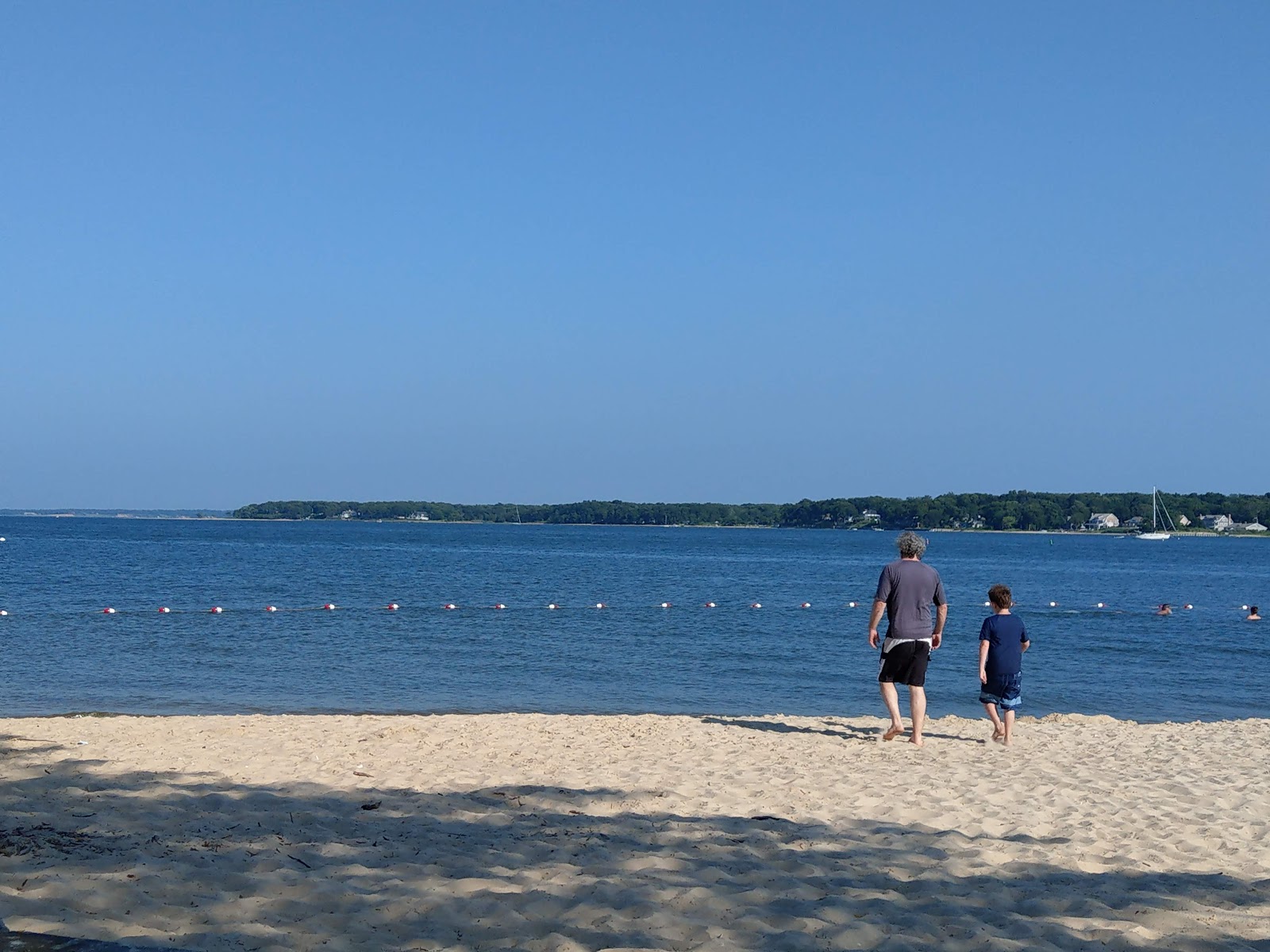 Southold Founders Beach的照片 带有蓝色纯水表面