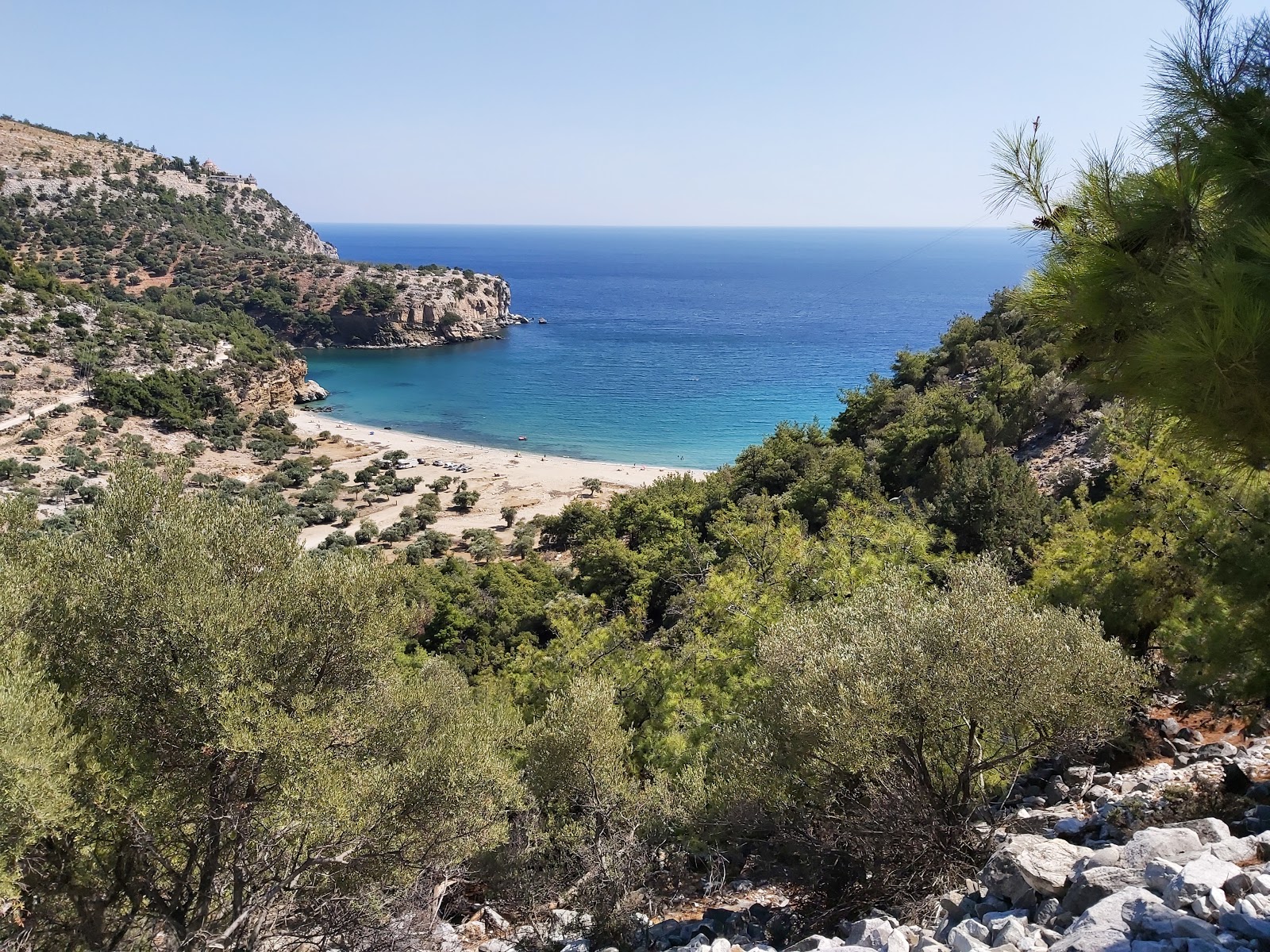 Foto di Livadi beach circondato da montagne