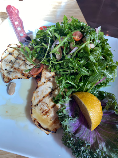 Grilled chicken with arugula salad 