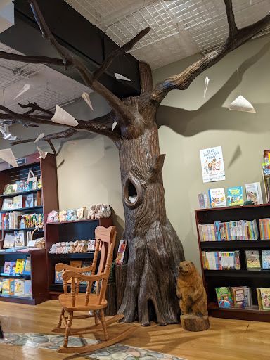 Book Store «Read Between the Lynes», reviews and photos, 111 E Van Buren St, Woodstock, IL 60098, USA