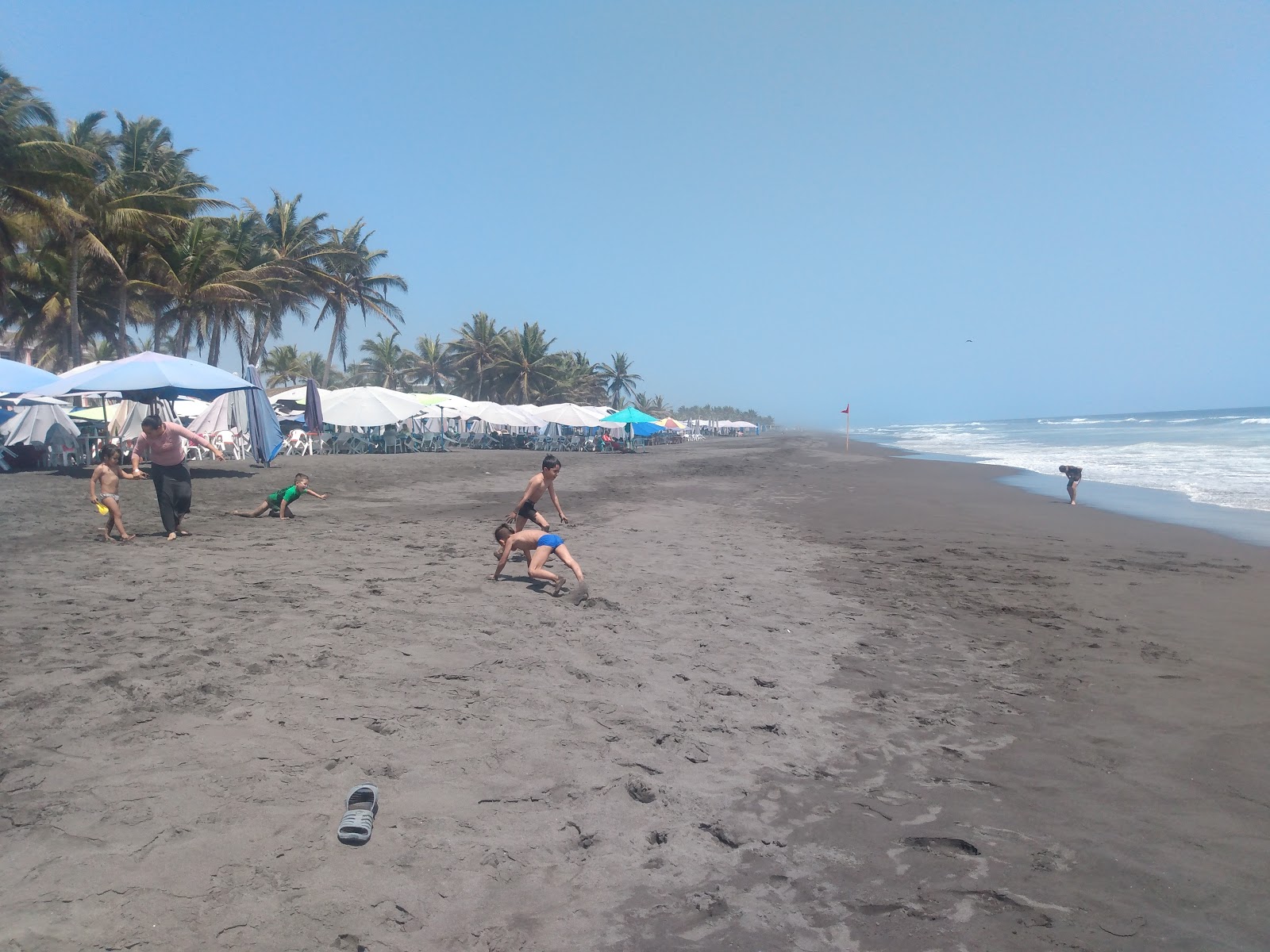 Playa de Cuyutlan III'in fotoğrafı kahverengi kum yüzey ile