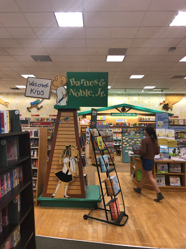 Book Store «Barnes & Noble», reviews and photos, 102 Commons Dr, Geneva, IL 60134, USA