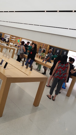 Computer Store «Apple Chandler Fashion Center», reviews and photos, 3111 W Chandler Blvd, Chandler, AZ 85226, USA