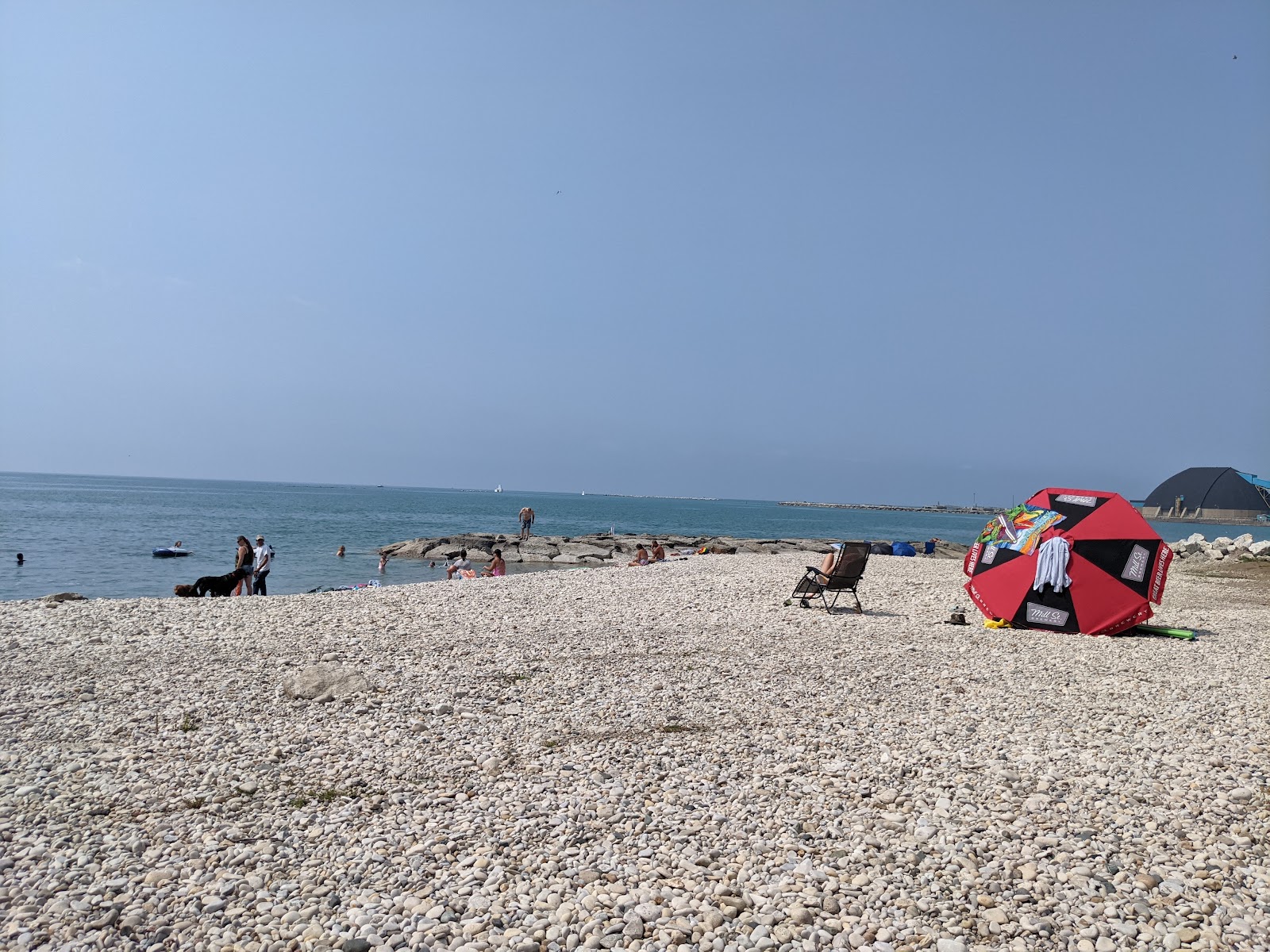 Goderich Main Beach的照片 带有米色卵石表面