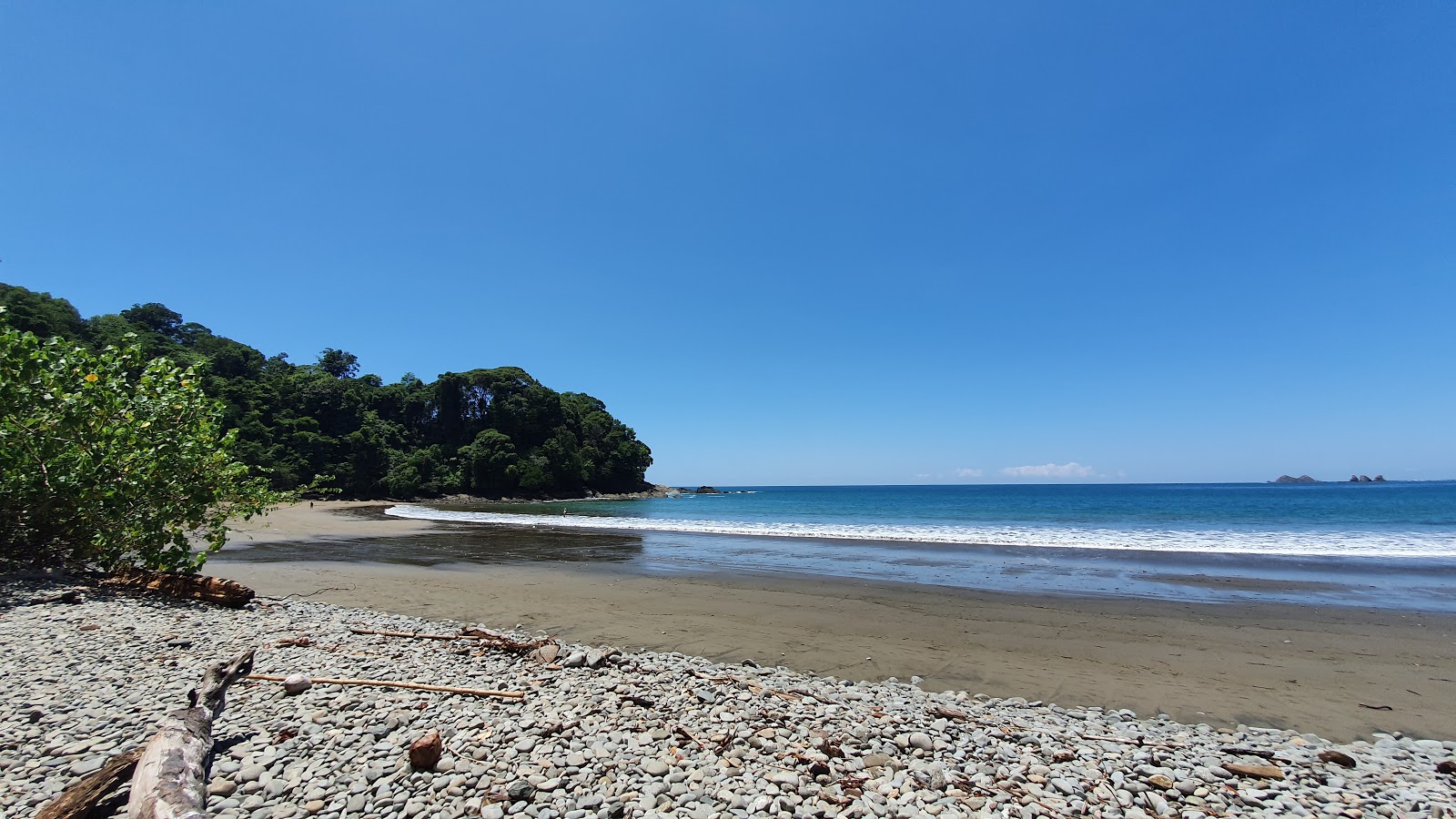 Valokuva Playa Pinuelasista. pinnalla harmaa hiekka ja kivi:n kanssa