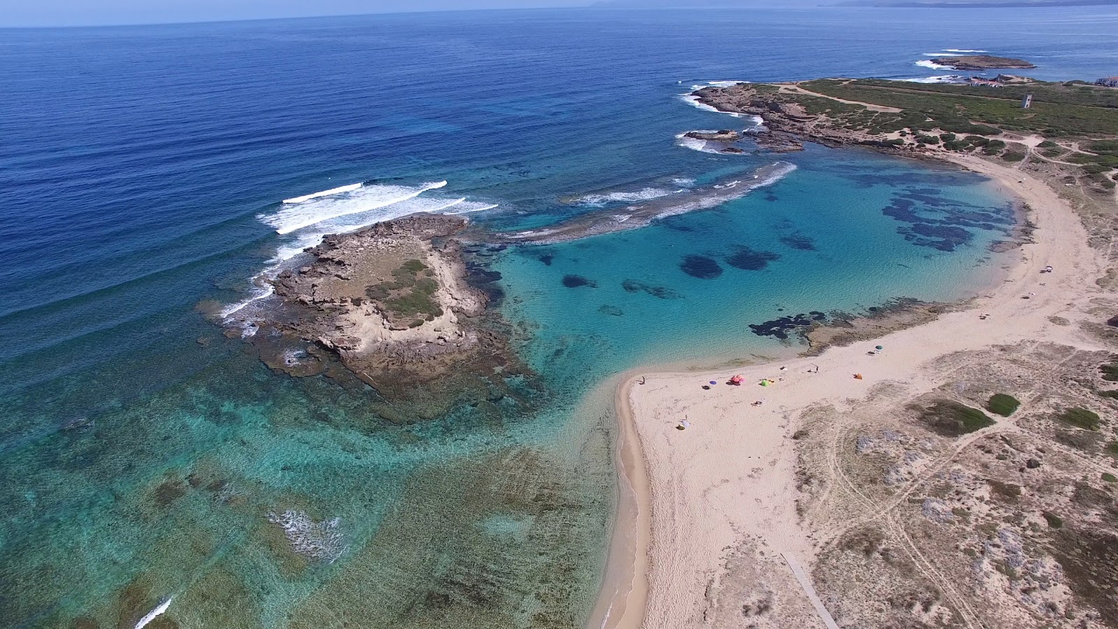 Spiaggia Sa Mesa Longa的照片 带有碧绿色纯水表面