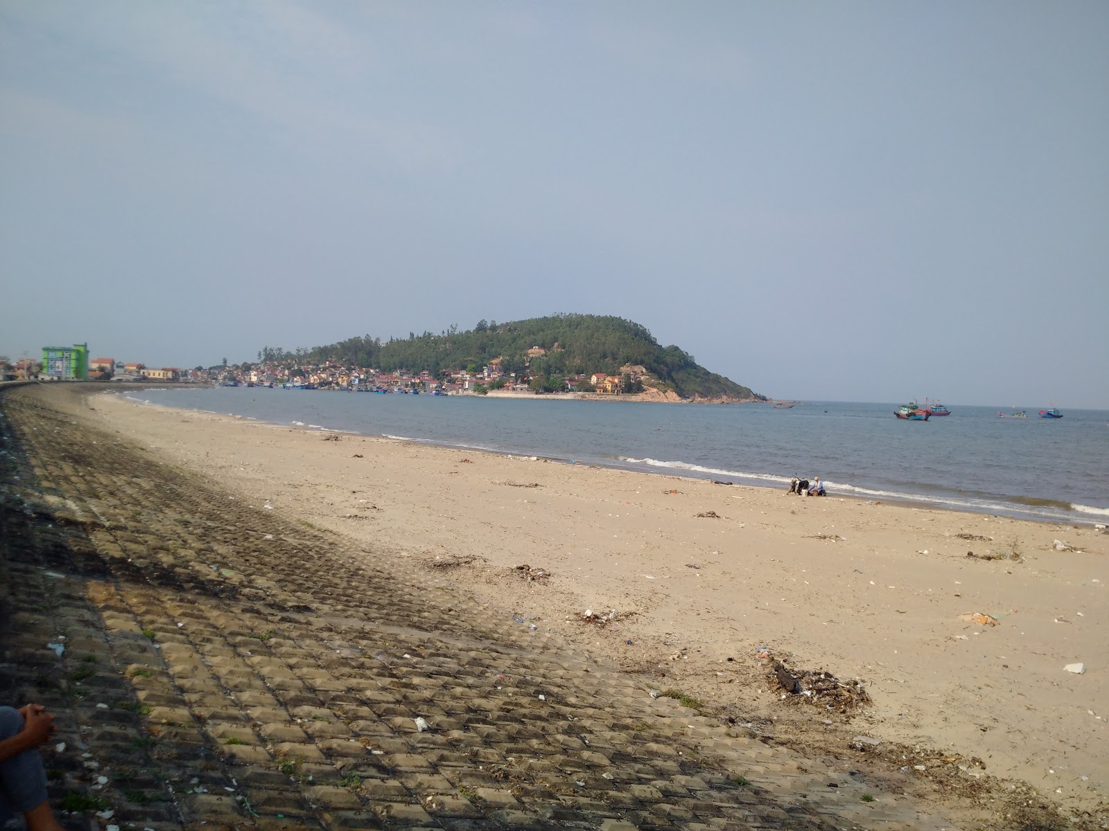 Valokuva Hai Binh Beachista. pinnalla kirkas hiekka:n kanssa