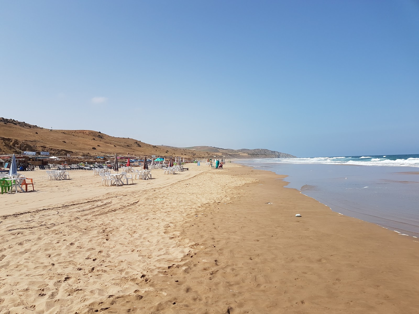 Foto von Plage Des Coves, Asilah mit feiner beiger sand Oberfläche