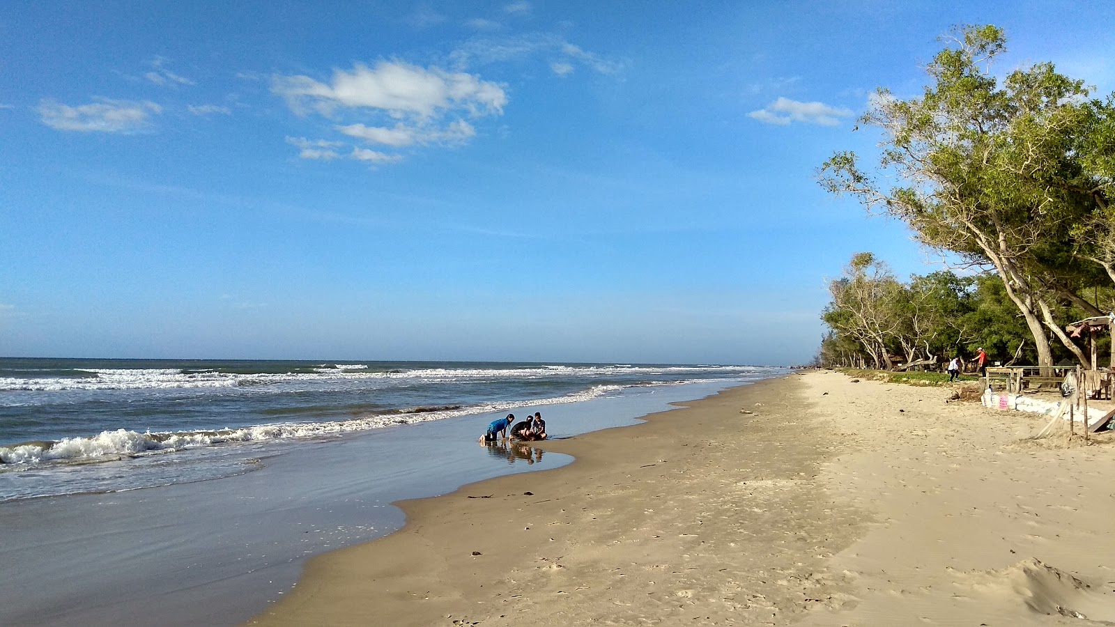 Foto van Shabandar Beach met helder zand oppervlakte