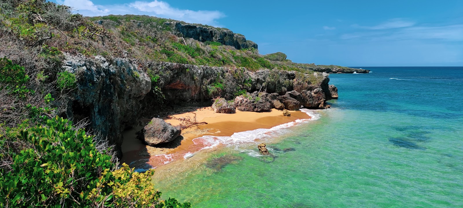Playa Brivala的照片 带有米色沙子与卵石表面