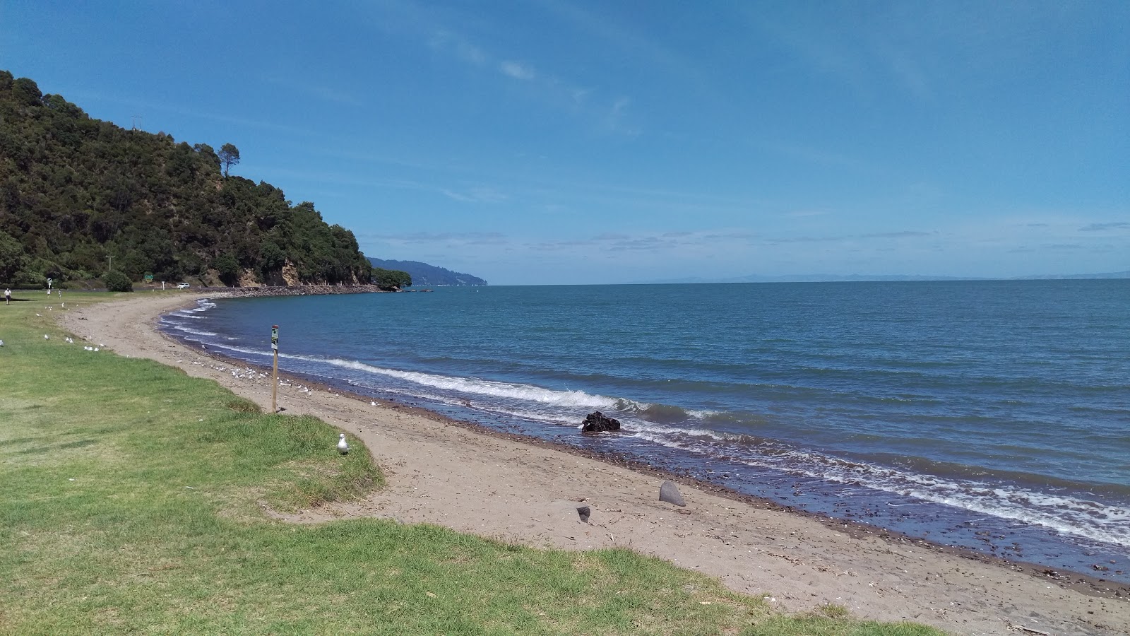 Foto av Tapu Beach med svart sand och småstenar yta