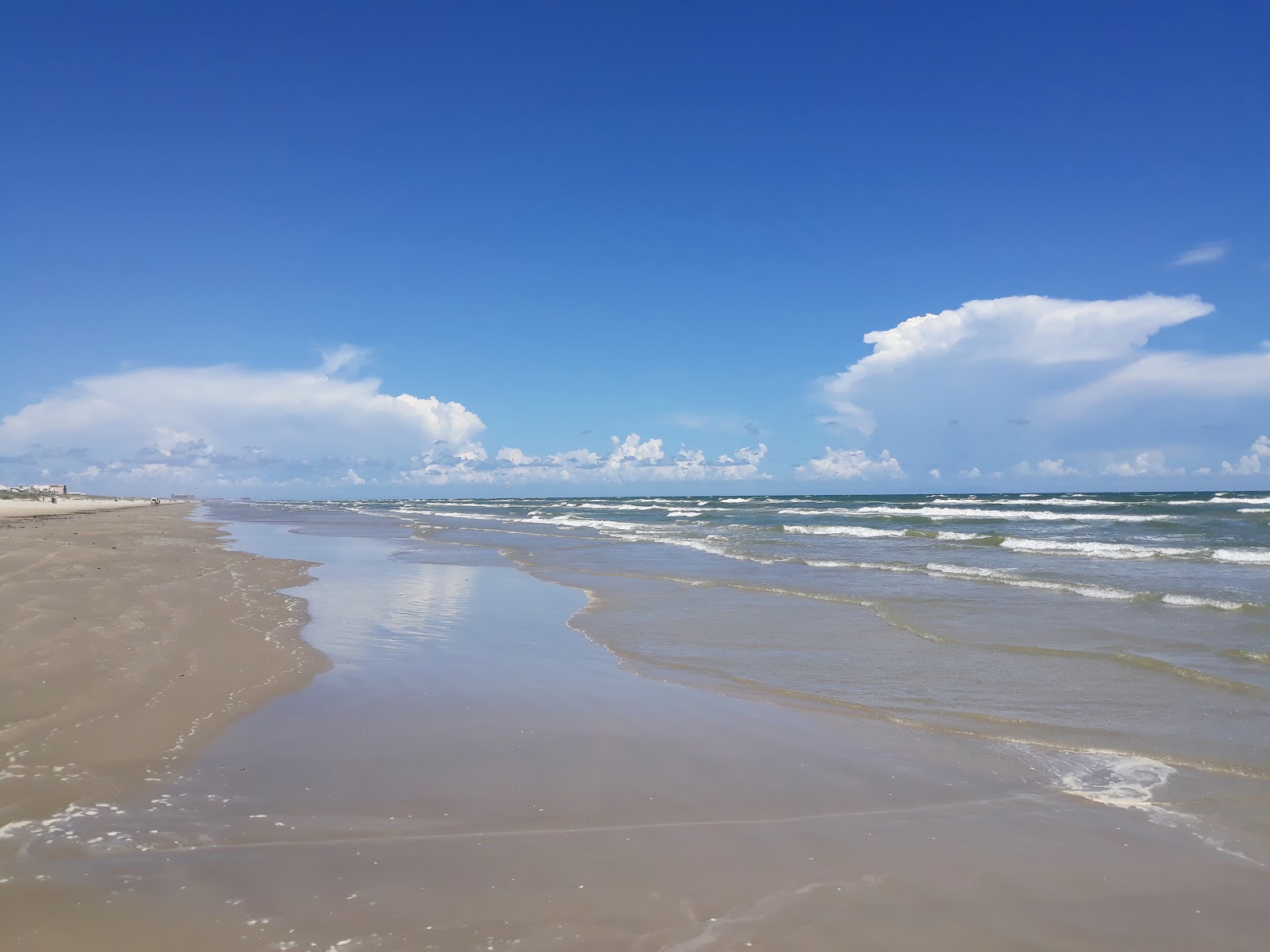 Φωτογραφία του Gulf Waters beach με μπεζ άμμος επιφάνεια