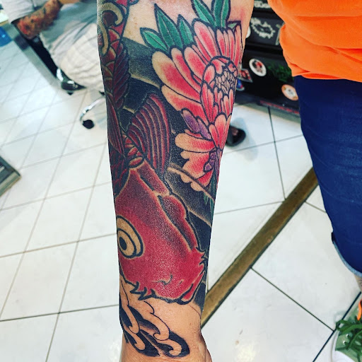 Explore easy line tattoo ideas, creative tattoo ideas in Honolulu, available at 434 TATTOO WAIKIKI