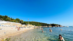 Foto di Kinaliada Plaj sorretto da scogliere